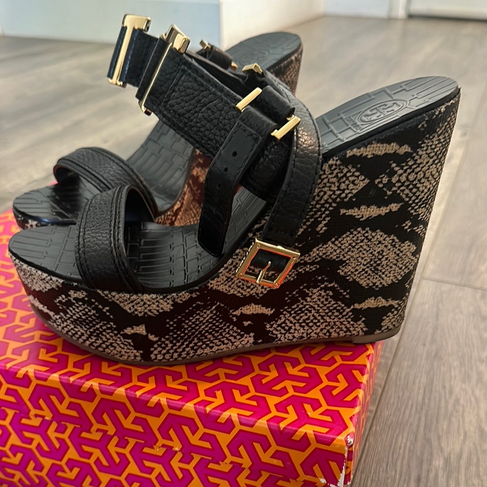 Black platform sandal- like brand new - Picture 2 of 5